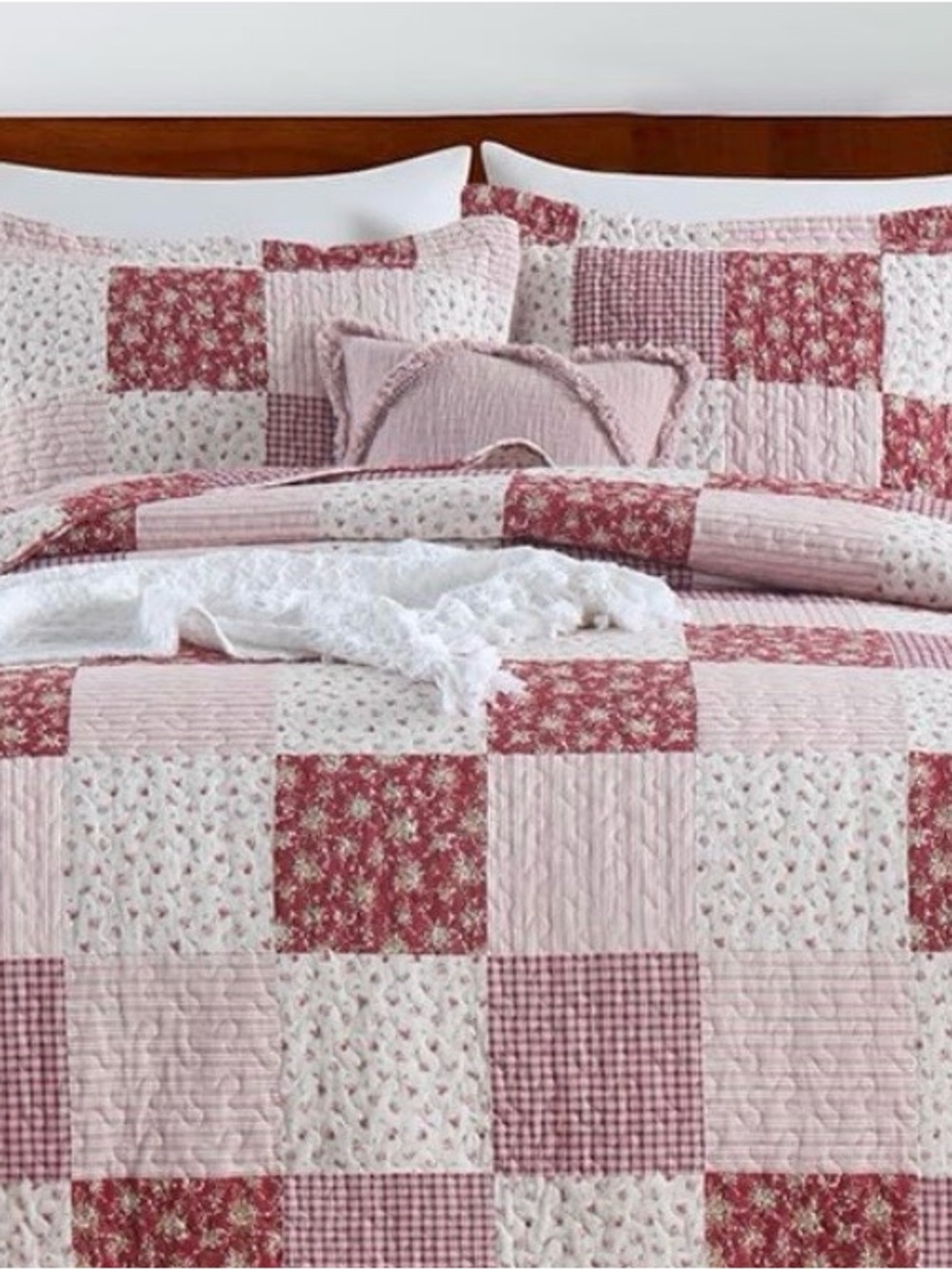 Classic Patchwork Quilt Set in Pink and Cream - Unbranded